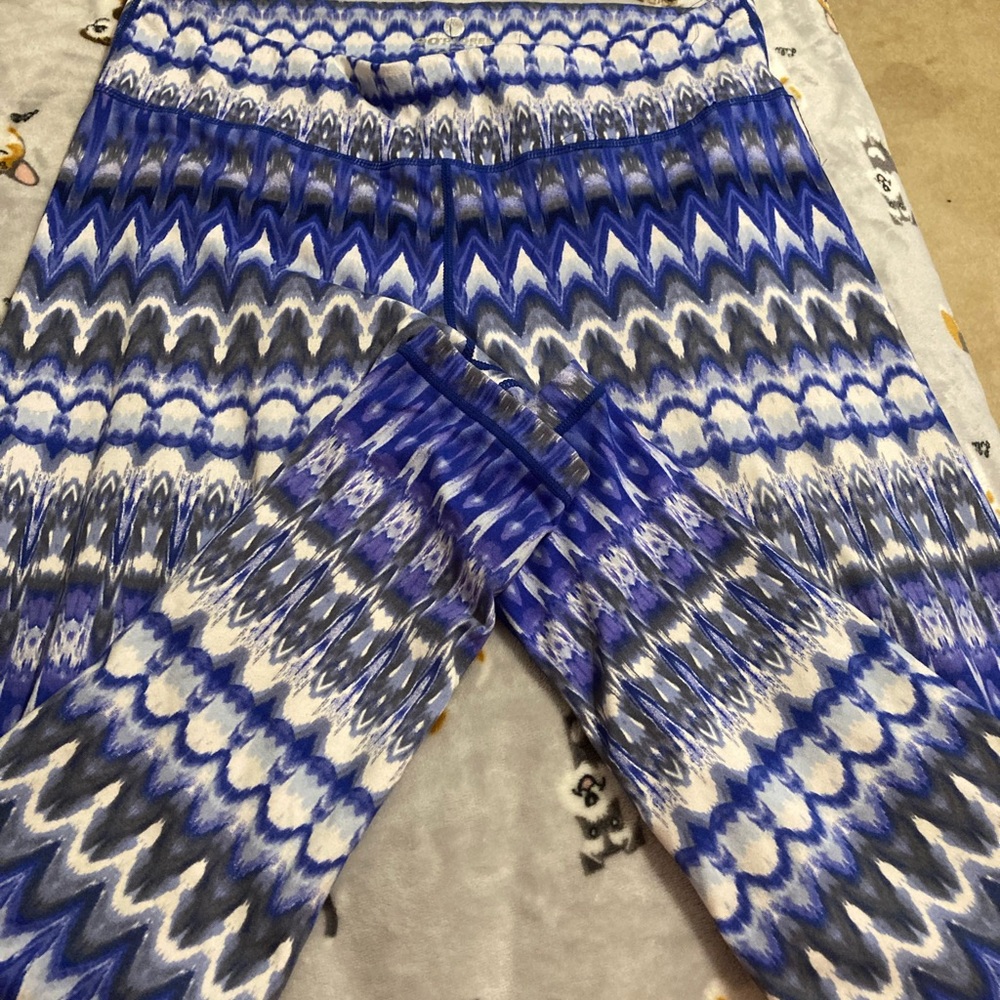 Blue wavy workout leggings